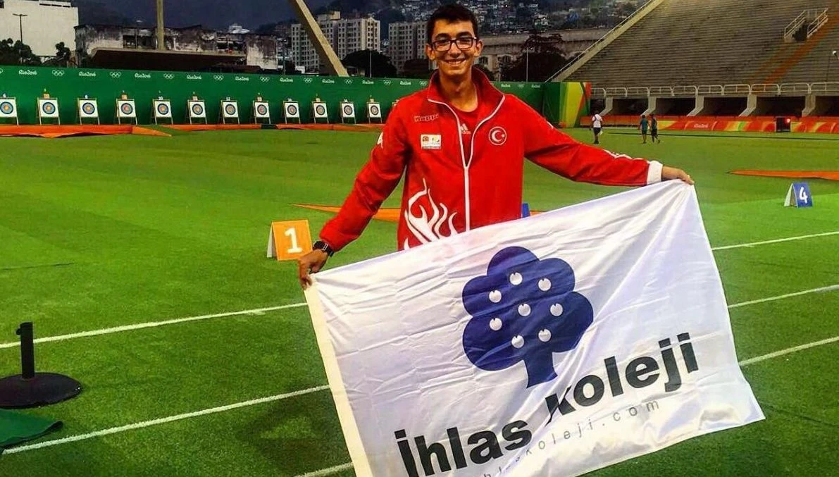 İhlas Okulları mezunu Mete Gazoz'a gururlandıran ödül